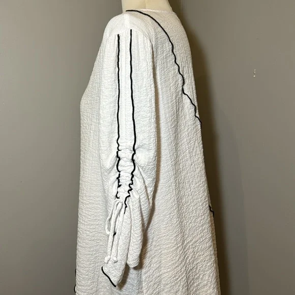 ALI MILES Asymmetrical Tunic Blouse w/ Contrasting Detail WHITE-BLACK / MEDIUM - Picture 9 of 13